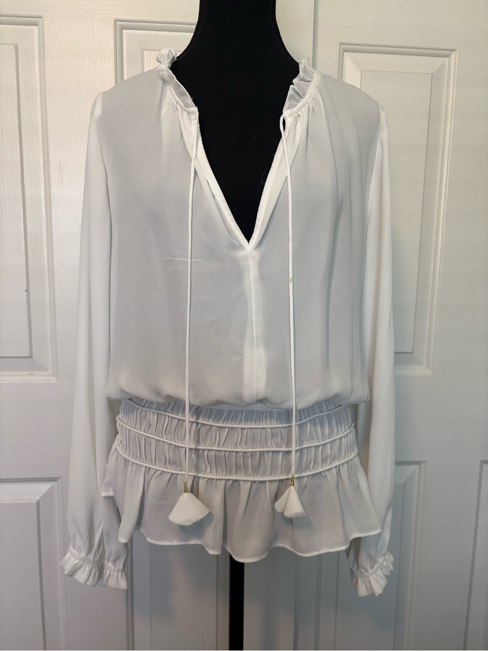 Socialite-White w/Small Ruffled Tie-Neck, Deep-V, Peplum-like Top size XL NWT